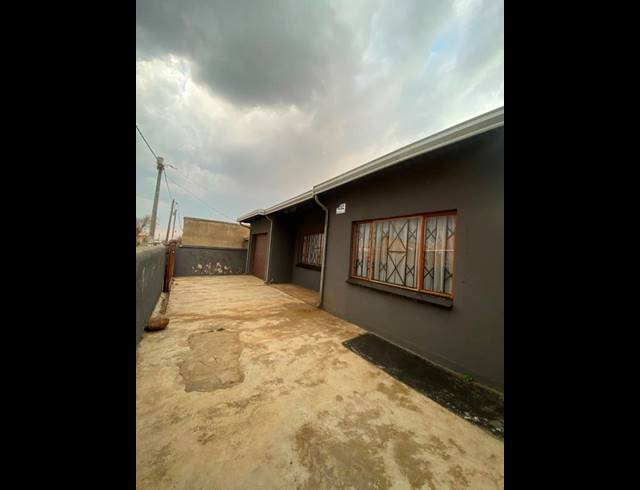 2 BEDROOM HOUSE FOR SALE IN TSAKANE EXT 5